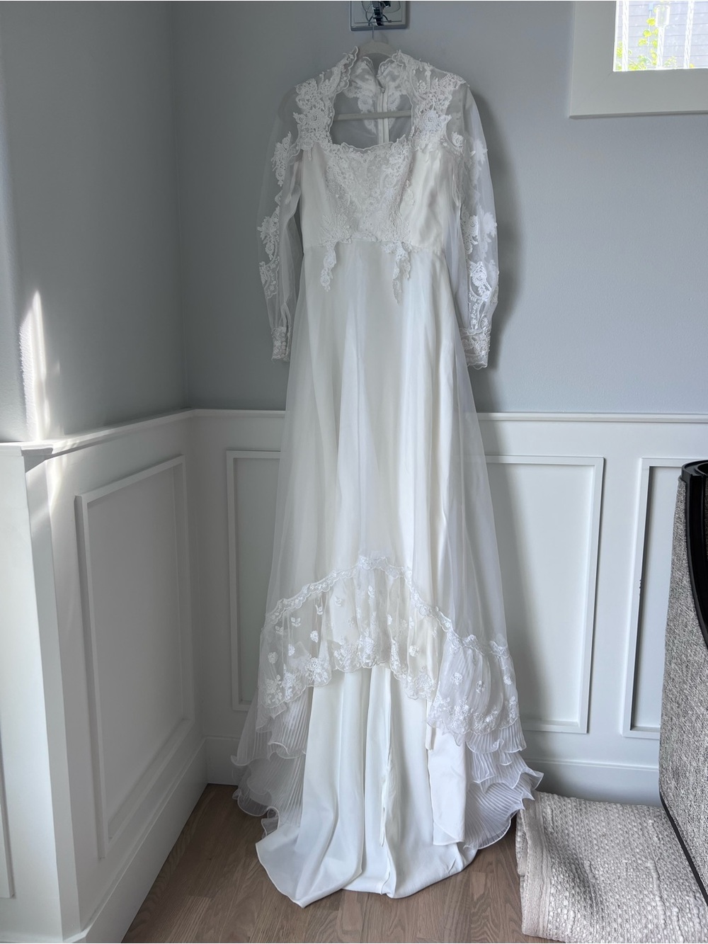 Elegant vintage White Lace Long-Sleeve Wedding Dress size S-M made in USA